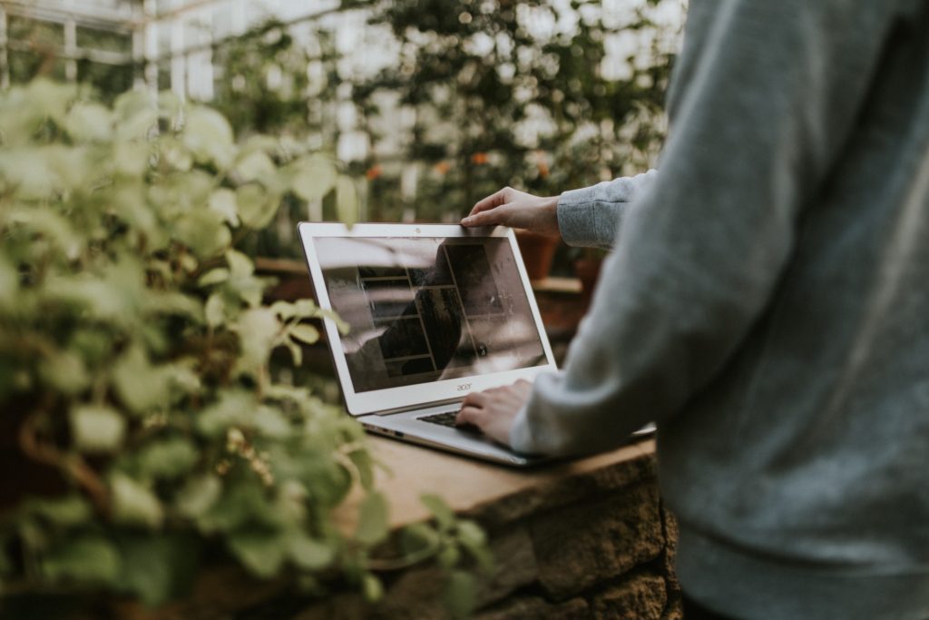 felix-russell-saw-609922-unsplash